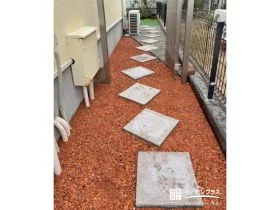 瓦チップで温かみのある印象をプラスした犬走り[施工後]