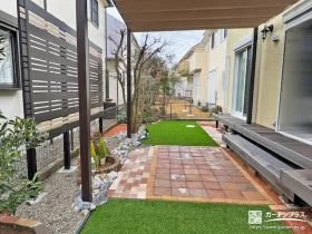 人工芝とインターロッキングテラスで雑草対策をしたお庭工事
