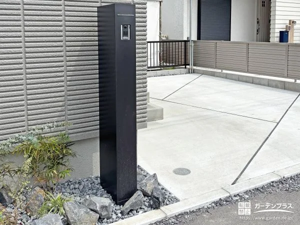 ブラックカラーのスリムな機能門柱がファサードを引き締めた工事
