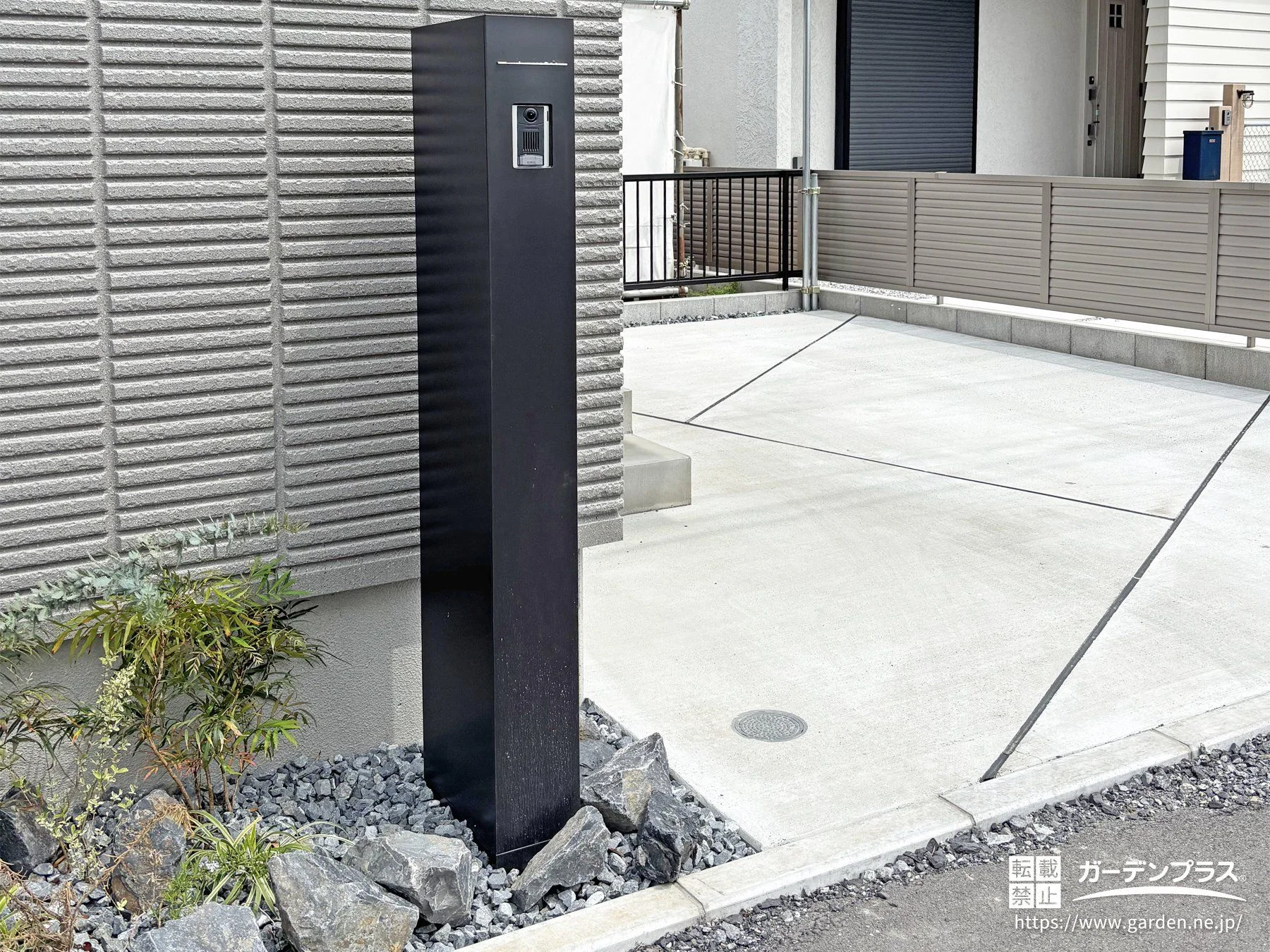 ブラックカラーのスリムな機能門柱がファサードを引き締めた工事 (No