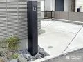 ブラックカラーのスリムな機能門柱がファサードを引き締めた工事