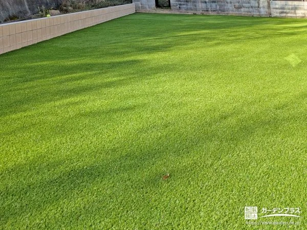 お庭のお手入れの手間を軽減できる緑鮮やかな人工芝敷設工事