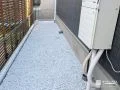 明るく清潔感のある印象の犬走り