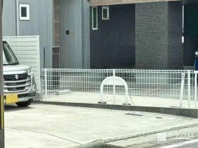 ホワイトフェンスで明るく敷地境界を区切ったリフォーム工事