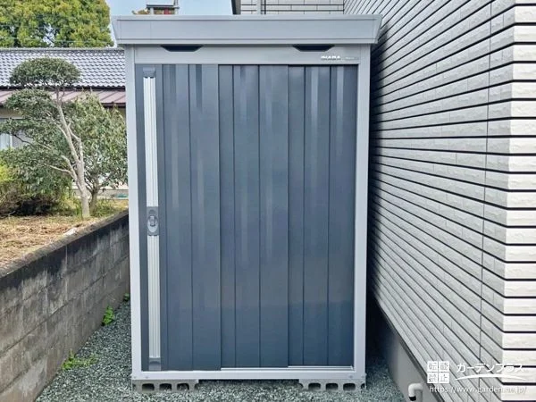 お庭まわりの収納力を高めるシックなグレーの物置設置工事