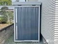 お庭まわりの収納力を高めるシックなグレーの物置設置工事