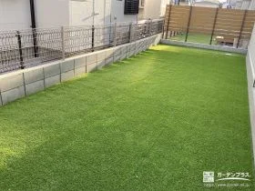 一年を通して鮮やかな緑を楽しめる人工芝を主庭に敷設した工事