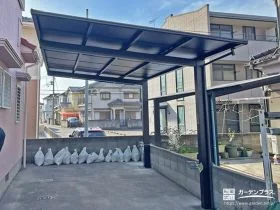 ブラックのフラット屋根が引き締まった印象のカーポート工事