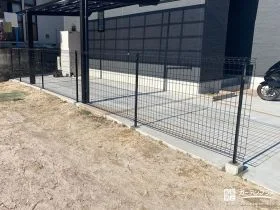 敷地境界を軽やかな印象を保ちつつ明確にするフェンスの設置工事