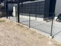 敷地境界を軽やかな印象を保ちつつ明確にするフェンスの設置工事