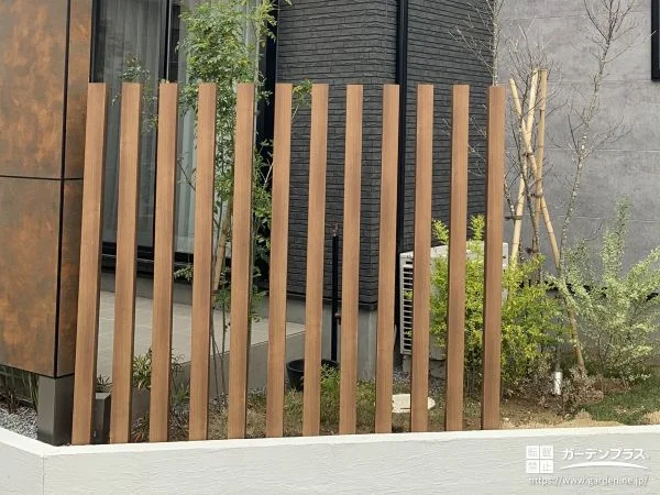 スタイリッシュな印象で目隠しも兼ねる木目調の角柱設置工事