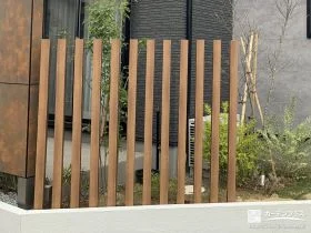 スタイリッシュな印象で目隠しも兼ねる木目調の角柱設置工事