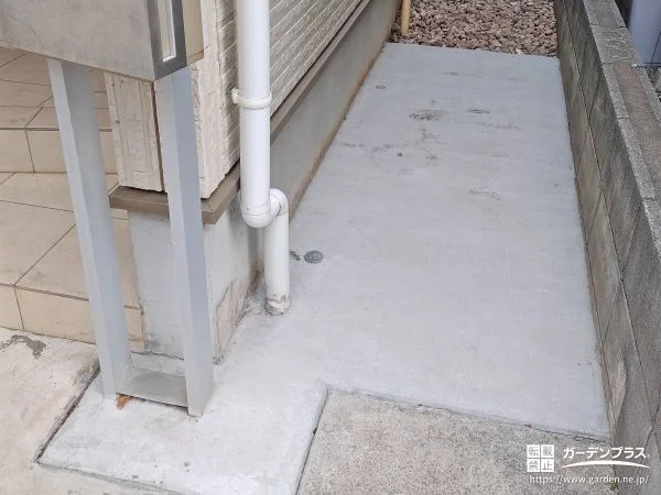 No.25504 雑草対策をして足元をすっきり整えた犬走りのコンクリート工事[施工後]