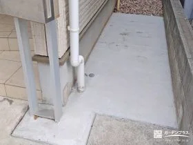雑草対策をして足元をすっきり整えた犬走りのコンクリート工事