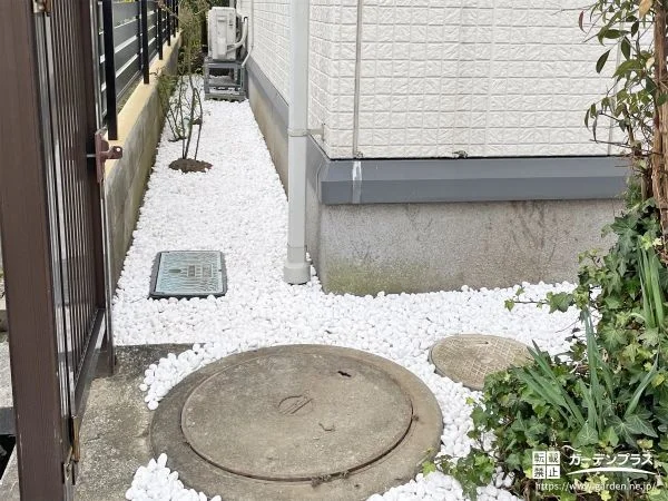 白砂利を使用し見た目にも明るくなった犬走りの雑草対策工事