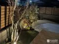 夜間にライトアップされた植栽スペース