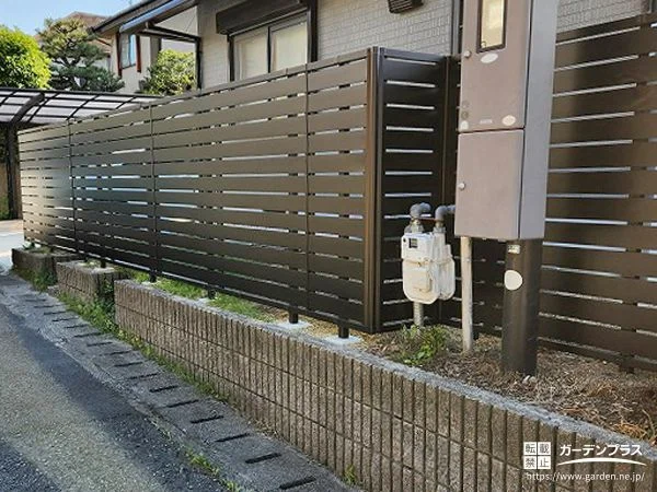 目隠しフェンスと照明付き機能門柱で安心感を高めた外構工事