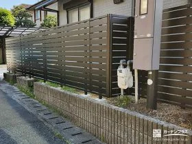 目隠しフェンスと照明付き機能門柱で安心感を高めた外構工事