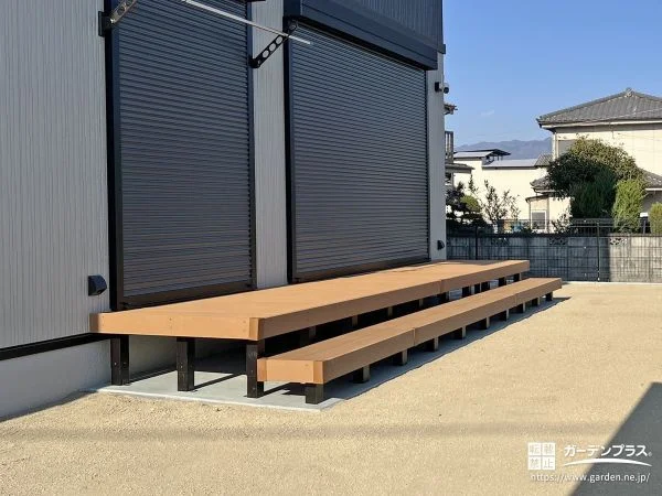 部屋間の行き来もしやすいウッドデッキ