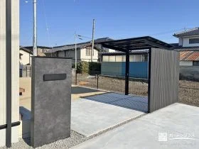 シンプルな外観に上質なアクセントを添える新築外構