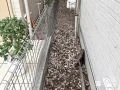 ナチュラルに雑草対策をした防草シートと化粧砂利の敷設工事