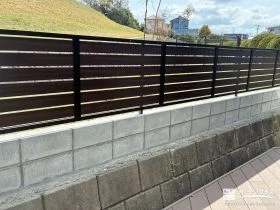 さりげなく視線をカットし用水路への転落を防ぐフェンス設置工事