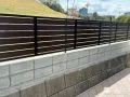 さりげなく視線をカットし用水路への転落を防ぐフェンス設置工事