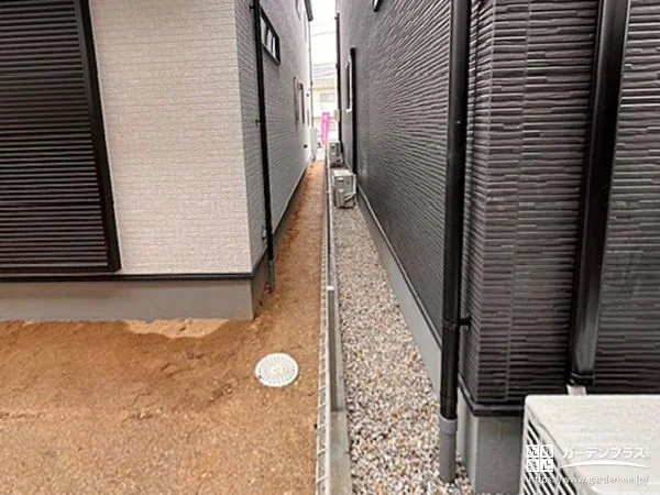 防草シートと明るいベージュの白河砂利で雑草対策をした工事