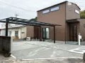 ブラウンのカーポートがスタイリッシュな新築外構