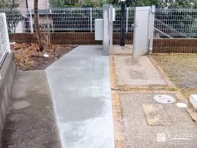 玄関アプローチに土間コンクリートを打設し歩きやすく[施工後]