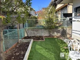 ローメンテナンスで緑鮮やかな人工芝のお庭[施工後]