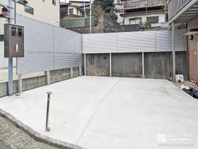 すっきりとしたデザインのフェンスで目隠しした駐車スペース工事