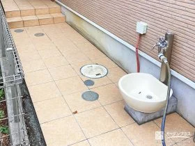 凸凹のあったアプローチにタイルを施工し歩きやすくした工事