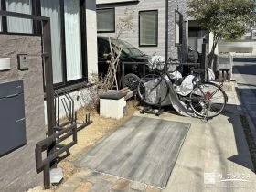 前庭と裏庭の芝部分にそれぞれ雑草対策を施したリフォーム対策