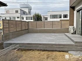 ウッド調のタイルでナチュラルなデッキ空間を完成させた工事