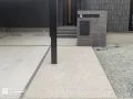 滑りづらく、毎日の行き来を心地よく演出するアプローチ