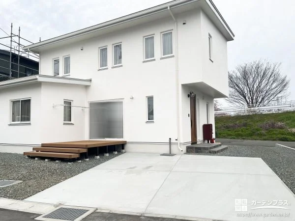 お庭とお住まいを繋ぐデッキと駐車スペースのリフォーム工事