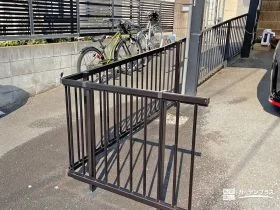縦格子状のすっきりしたフェンスで駐車スペースを区切った工事
