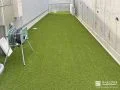 既存の防草シートとの上に人工芝を敷き緑をプラスしたお庭工事