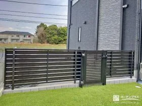 横スリット状の門扉とフェンスで統一感を出したお庭境界[施工後]
