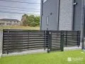 横スリット状の門扉とフェンスで統一感を出したお庭境界