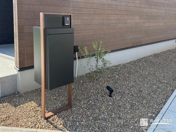 人工芝や宅配ボックスで暮らしやすさを高めた新築外構工事