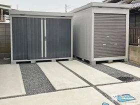 シンプルな物置とバイク保管庫で収納力と実用性を高めた外構工事