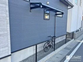 自転車を雨から守るコンパクトなバルコニー屋根の設置工事