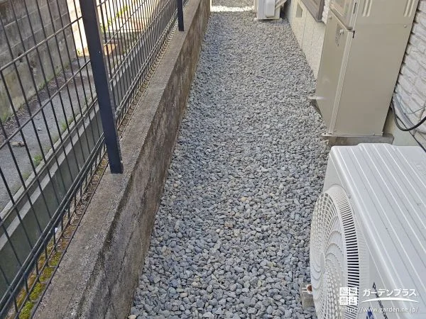 雑草が生えていた犬走りを防草シートと砂利で綺麗に整えた工事