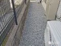 雑草が生えていた犬走りを防草シートと砂利で綺麗に整えた工事