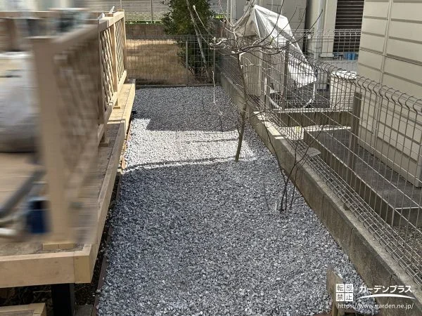 No.25589 白砂利を敷設して明るい印象を保ちつつ雑草を防いだお庭工事[施工後]