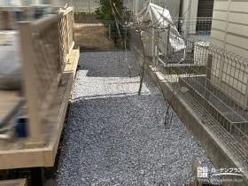 白砂利を敷設して明るい印象を保ちつつ雑草を防いだお庭工事