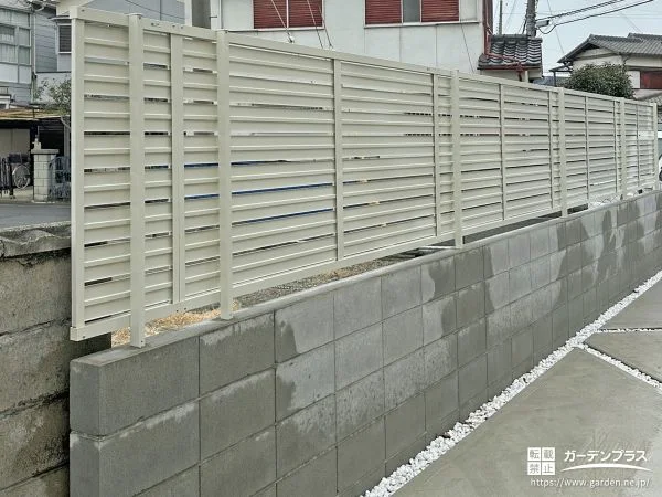 スリット入りホワイトカラーのフェンスで軽やかに目隠しした工事