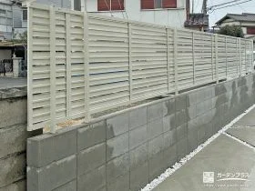 スリット入りホワイトカラーのフェンスで軽やかに目隠しした工事